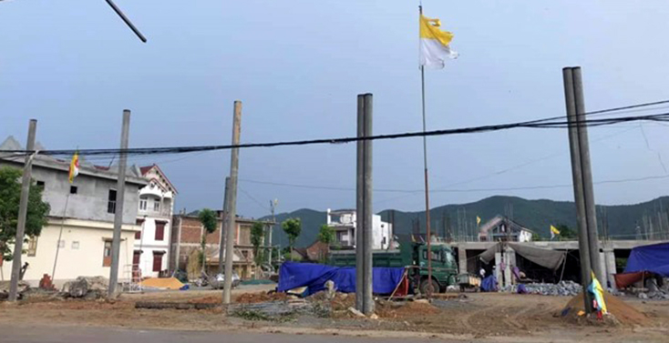 Dãy cột điện lấn chiếm hành lang Quốc lộ 12A và 8 lô đất của các hộ dân.