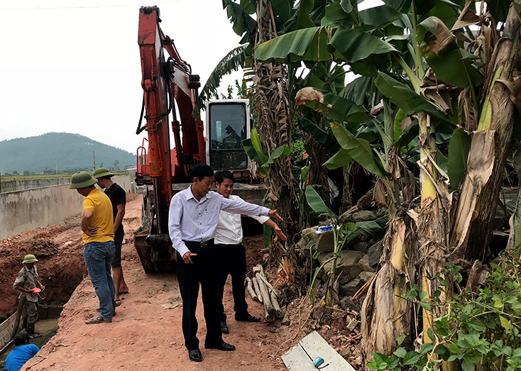 Cán bộ Mặt trận xã Quảng Kim (huyện Quảng Trạch) giám sát việc thi công hệ thống giao thông, thủy lợi ở địa phương.