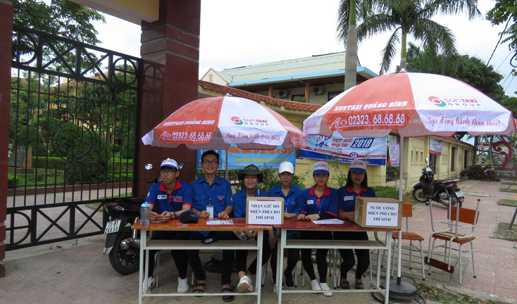Các đoàn viên thanh niên luôn có mặt tại các điểm thi sẵn sàng hỗ trợ thí sinh và người nhà thí sinh.