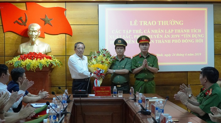 Đồng chí Bí thư Tỉnh uỷ tặng hoa chúc mừng tập thể Công an tỉnh