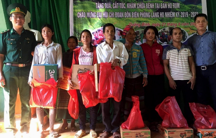 Đồn Biên phòng Làng Ho và Công đoàn Công ty cổ phần xi măng ViCem Hải Vân trao quà cho bà con dân tộc thiểu số có hoàn cảnh khó khăn.