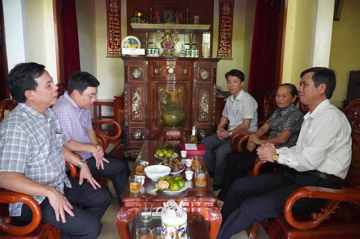 Đồng chí Trần Thắng, Phó Bí thư Thường trực Tỉnh ủy đã đến thăm gia đình đồng chí Nguyễn Hồng Thanh, nguyên Ủy viên Ban Thường vụ Tỉnh ủy, nguyên Trưởng Ban Dân vận Tỉnh ủy tại xã Vạn Trạch.