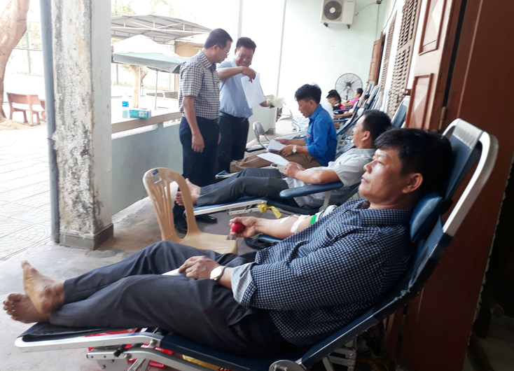 Có trên 400 cán bộ, công chức, lực lượng vũ trang... huyện Bố Trạch tham gia HMTN
