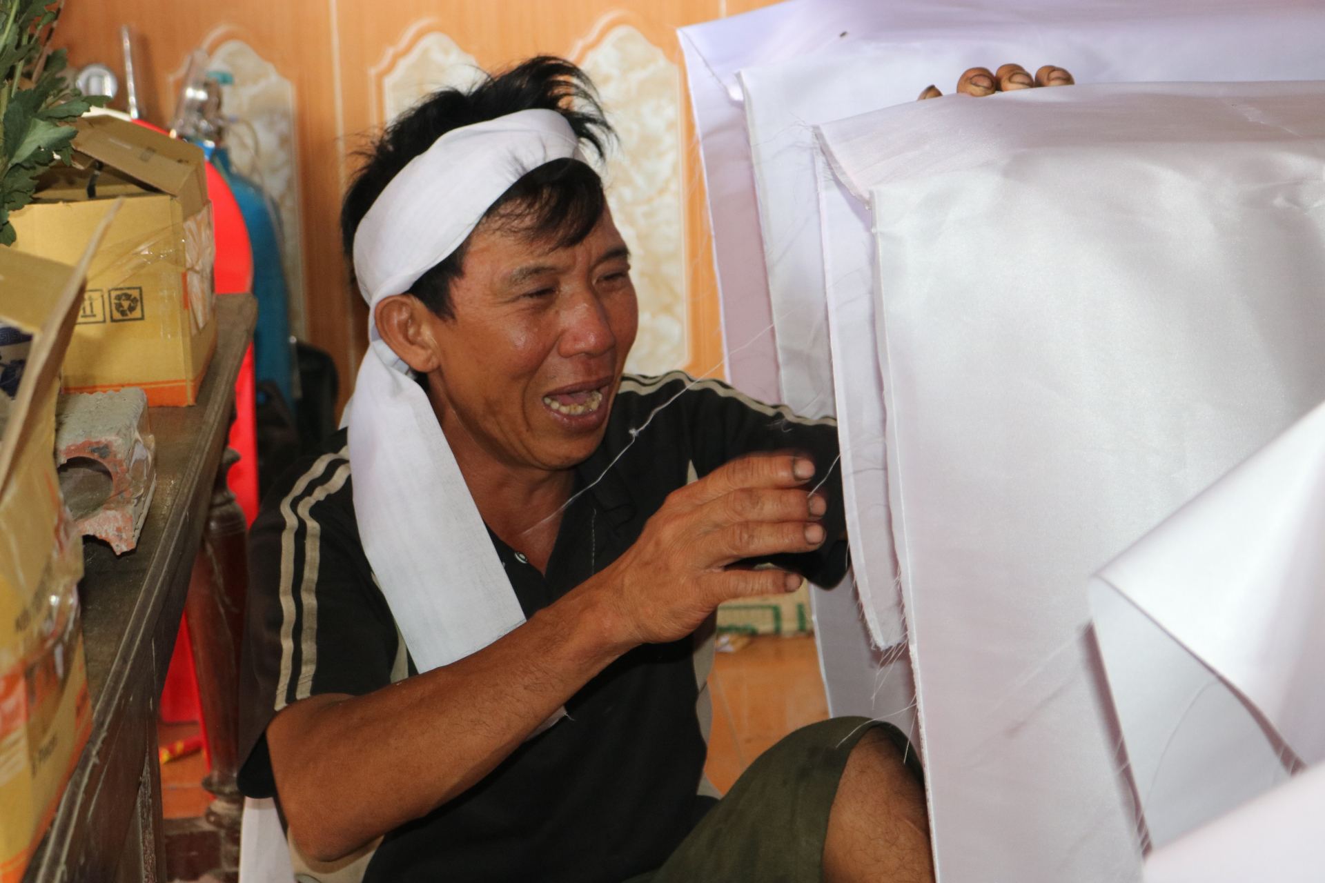 Ông Hoàng Văn Lý khóc ôm quan tài gọi tên từng người con