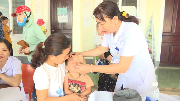 Tiêm chủng và bổ sung Vitamin A đầy đủ là một trong những biện pháp phòng bệnh cho trẻ nhỏ