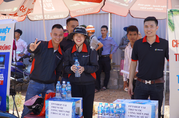 Dù trời nắng nóng như đổ lửa, nhưng các thanh niên tình nguyện luôn nở nụ cười thân thiện, sẵn sàng hỗ trợ thí sinh trong mọi tình huống.