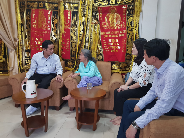 …và thăm hỏi, động viên thân nhân gia đình.