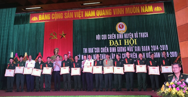 Lãnh đạo huyện Bố Trạch khen thưởng các tập thể và cá nhân trong phong trào thi đua “CCB gương mẫu” huyện giai đoạn 2014-2019.