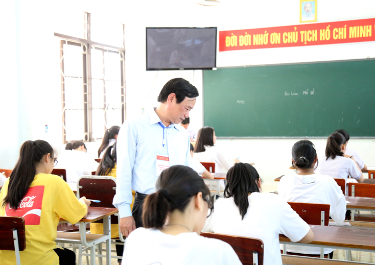 Đồng chí Phó ban Thường trực BCĐ thi tỉnh, Giám đốc Sở GD-ĐT Đinh Quý Nhân động viên thí sinh trong buổi thi lại môn Ngữ văn của Kỳ thi tuyển sinh vào lớp 10 năm học 2019-2020. 