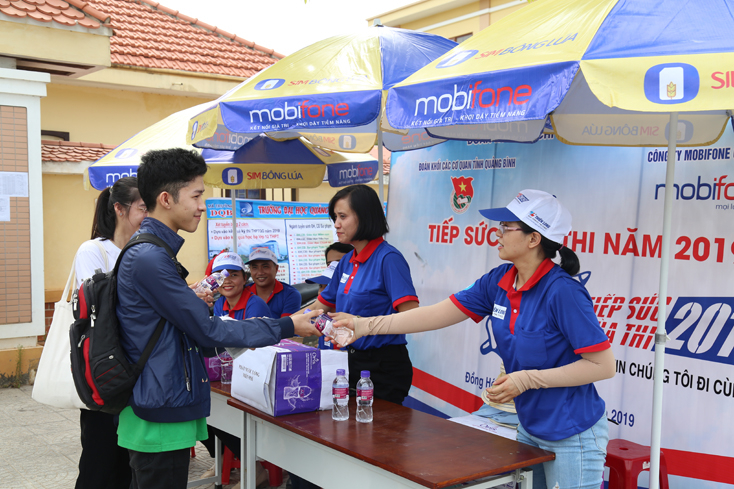 Qua ba ngày thi, thí sinh và phụ huynh đánh giá cao tinh thần tình nguyện vì cộng đồng của lực lượng đoàn viên, thanh niên trong chương trình “tiếp sức mùa thi”.