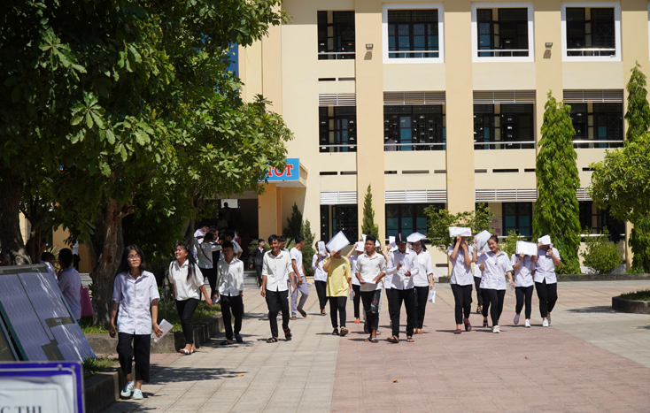 Thí sinh phấn khởi rời trường thi kết thúc Kỳ thi THPT quốc gia 2019.
