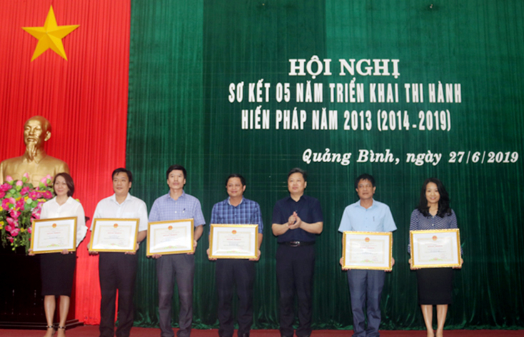 Các  tập thể được UBND tỉnh tặng bằng khen vì đã đạt nhiều thành tích xuất sắc trong 5 năm triển khai thi hành Hiến pháp 2013. 