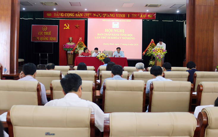 Các đại biểu thảo luận tạo hội nghị. 