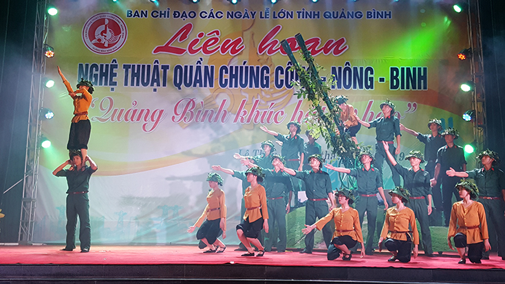 Một tiết mục nghệ thuật trong chương trình liên hoan