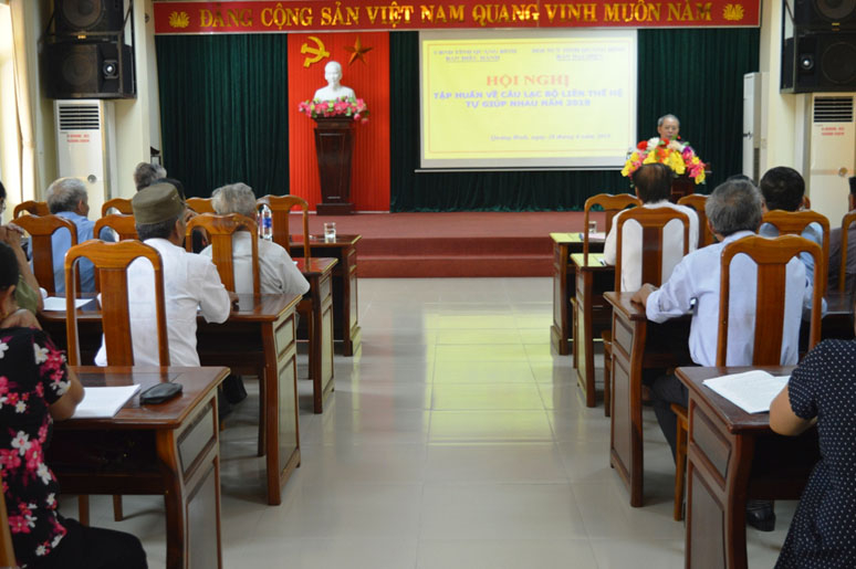 Toàn cảnh buổi tập huấn về công tác xây dựng, quản lý CLB Liên thế hệ tự giúp nhau.