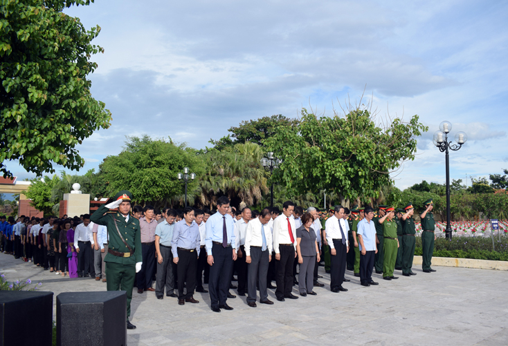 Các đại biểu đã dành một phút mặc niệm để tưởng nhớ công lao to lớn của các Anh hùng liệt sỹ đã anh dũng hy sinh vì sự nghiệp giải phóng dân tộc, bảo vệ Tổ quốc