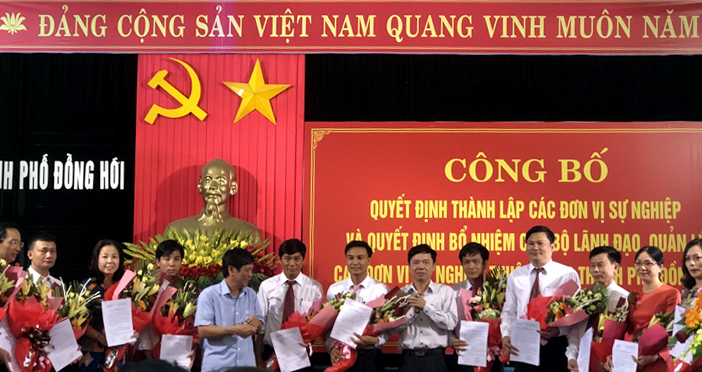 Lãnh đạo TP. Đồng Hới trao quyết định bổ nhiệm cán bộ lãnh đạo quản lý các đơn vị mới thành lập.