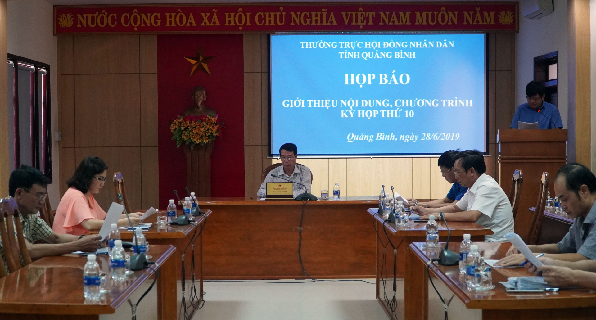   Đồng chí Hoàng Minh Đề, Tỉnh uỷ viên, Chánh văn phòng HĐND tỉnh điều hành buổi họp báo
