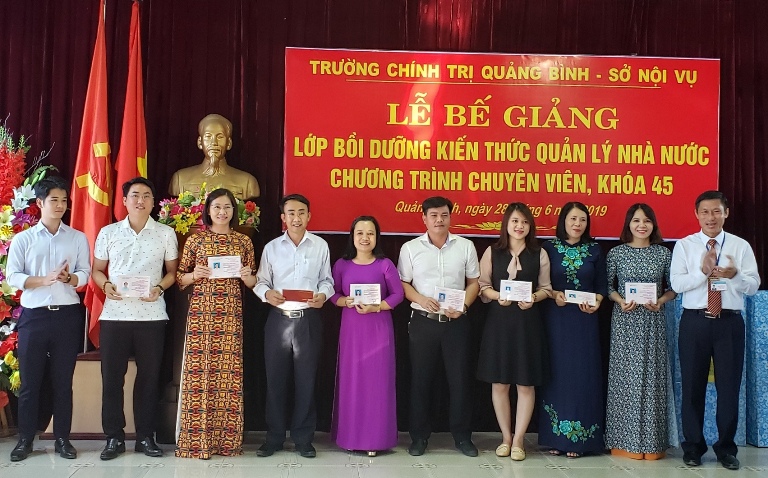 Đại diện lãnh đạo Trường Chính trị tỉnh trao chứng chỉ hoàn thành khóa học cho các học viên.