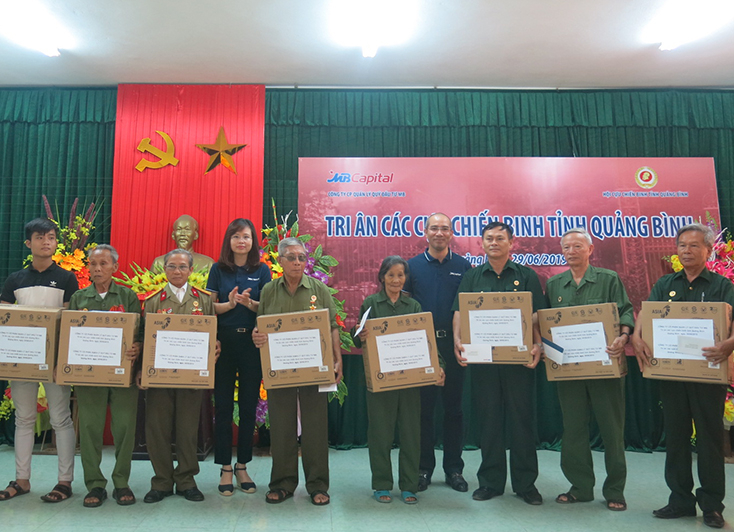 Đại diện Công ty cổ phần quản lý quỹ đầu tư MB trao trao quà cho cựu chiến binh, thương bệnh binh và các gia đình liệt sỹ có hoàn cảnh khó khăn