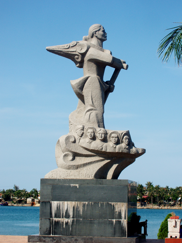 Tượng đài mẹ Suốt của nhà điêu khắc Phan Đình Tiến tại TP. Đồng Hới. Ảnh: Minh Quý