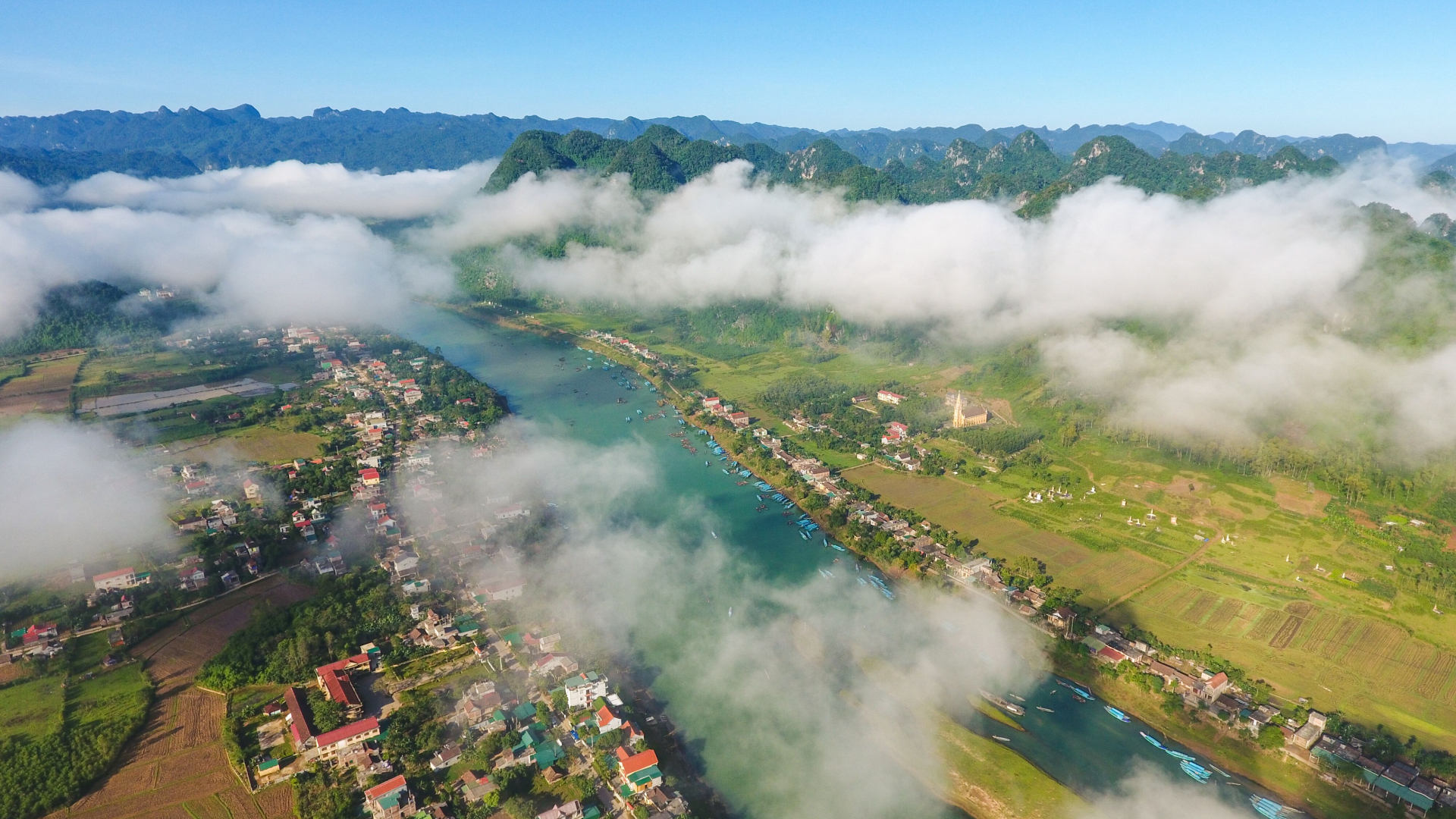 Phong Nha yên bình chào ngày mới