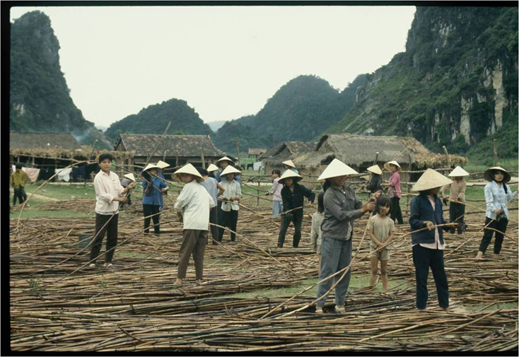 Làng Phong Nha những năm 90 của thế kỷ 20.(Ảnh: Howard Limbert)