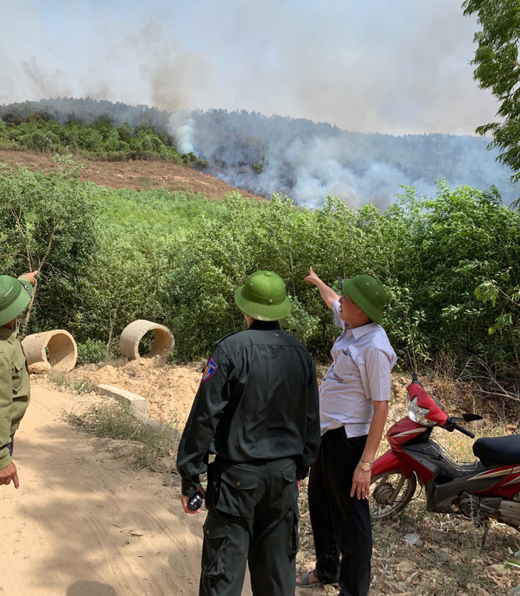 Lãnh đạo huyện Bố Trạch trực tiếp tại hiện trường chỉ đạo công tác  chữa cháy 