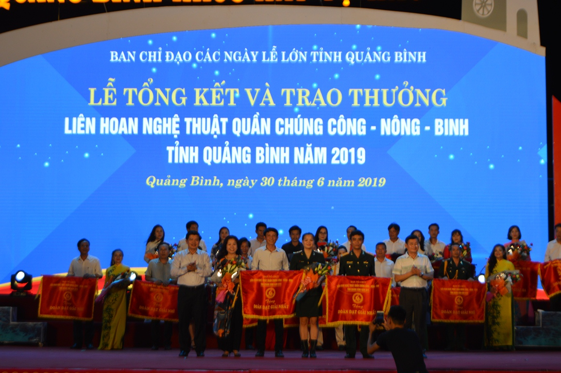 Ban chỉ đạo các ngày lễ lớn của tỉnh trao giải nhất cho 2 đoàn nghệ thuận quần chúng thành phố Đồng Hới và Bộ chỉ huy Quân sự tỉnh.