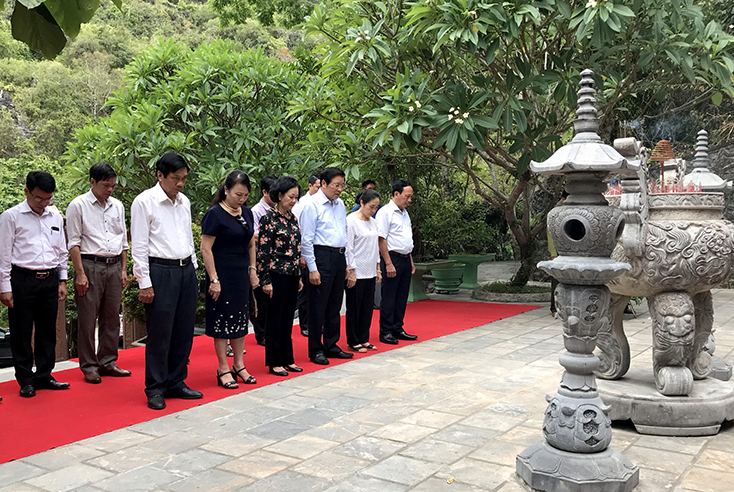 Đồng chí Trưởng ban Dân vận Trung ương Trương Thị Mai và đoàn công tác dâng hương tại Đền tưởng niệm các anh hùng liệt sỹ, đường 20 Quyết Thắng.