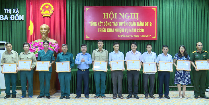 Đại diện lãnh đạo UBND TX. Ba Đồn trao giấy khen cho các tập thể có thành tích xuất sắc trong công tác tuyển chọn quân năm 2019.
