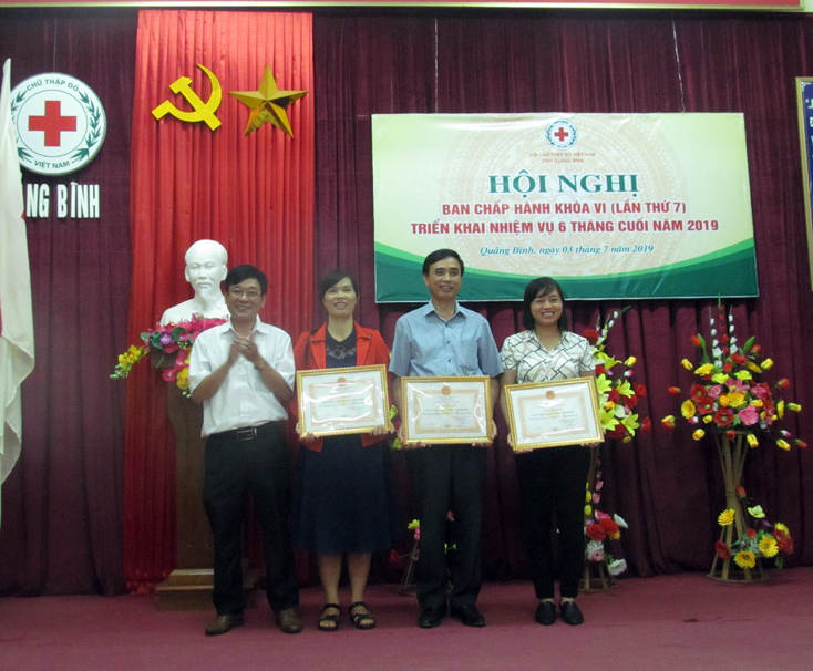 Hội CTĐ tỉnh trao Giấy khen cho 3 tập thể có thành tích xuất sắc trong ”Tháng Nhân đạo” năm 2019