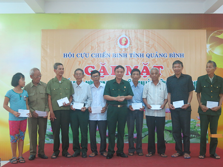 Hội CCB tỉnh trao quà cho những người đi điều dưỡng