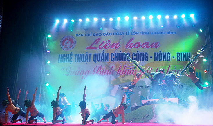 Tiết mục đạt giải A “Vì bình yên biển trời quê hương” của đoàn nghệ thuật quần chúng Bộ chỉ huy Quân sự tỉnh. 
