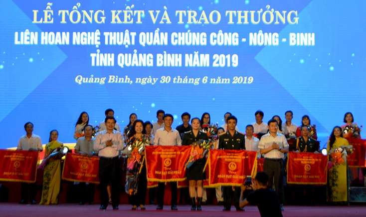 Đoàn nghệ thuật quần chúng Bộ chỉ huy Quân sự tỉnh nhận giải nhất toàn đoàn.     Tải