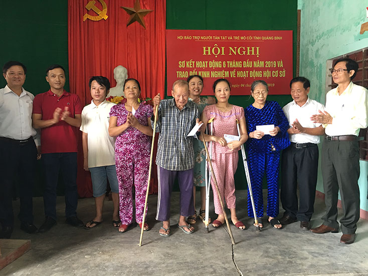  Đại diện Công ty TNHH tư vấn – xây dựng Tiến Phát trao quà cho người khuyết tật trên địa bàn phường Bắc Lý