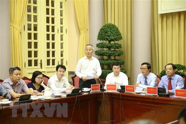 Nghiem cam cong chuc uong bia, ruou trong hoac giua gio lam viec hinh anh 1Thứ trưởng Bộ Công thương Trần Quốc Khánh giới thiệu về Luật sửa đổi, bổ sung một số điều của Luật kinh doanh bảo hiểm, Luật Sở hữu trí tuệ. (Ảnh: Dương Giang/TTXVN)