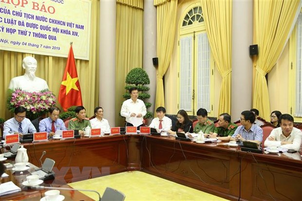Nghiem cam cong chuc uong bia, ruou trong hoac giua gio lam viec hinh anh 2Thứ trưởng Bộ Giáo dục và Đào tạo Nguyễn Hữu Độ giới thiệu Luật Giáo dục. (Ảnh: Dương Giang/TTXVN)
