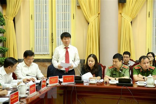 Nghiem cam cong chuc uong bia, ruou trong hoac giua gio lam viec hinh anh 3Thứ trưởng Bộ Y tế Trương Quốc Cường giới thiệu về Luật Phòng, chống tác hại của rượu, bia. ()nh: Dương Giang/TTXVN