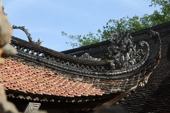 Phần mái của đình Trần Đăng sau khi được trùng tu, vẫn giữ nguyên vẹn đầu đao có linh vật bằng gốm đen. Ảnh: Lý Trực Dũng