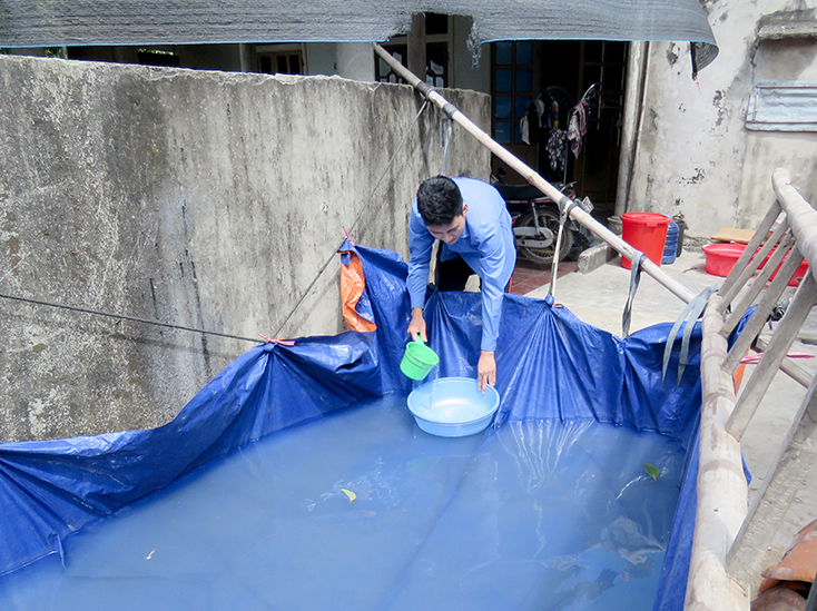 Bà con tranh thủ trữ nước trong hồ bạt.