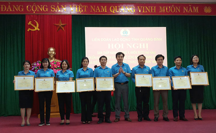 Lãnh đạo LĐLĐ tỉnh trao bằng khen cho 9 tập thể có thành tích trong triển khai, thực hiện các hoat động  