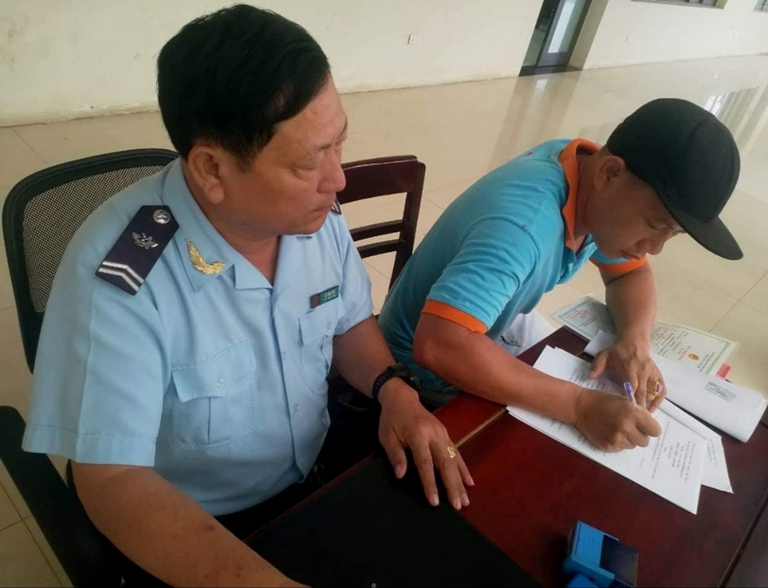 Cán bộ hải quan hướng dẫn người điều khiển phương tiện ký cam kết không vận chuyển trái phép chất ma túy qua biên giới.