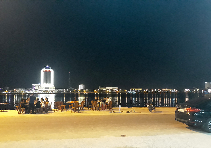 Hàng quán bày bán trên vỉa hè đường ven sông Nhật Lệ, xã Bảo Ninh, TP. Đồng Hới.