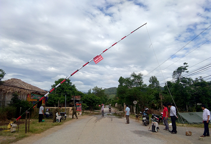 Chốt tiêu độc khử trùng tại xã Yên Hóa.