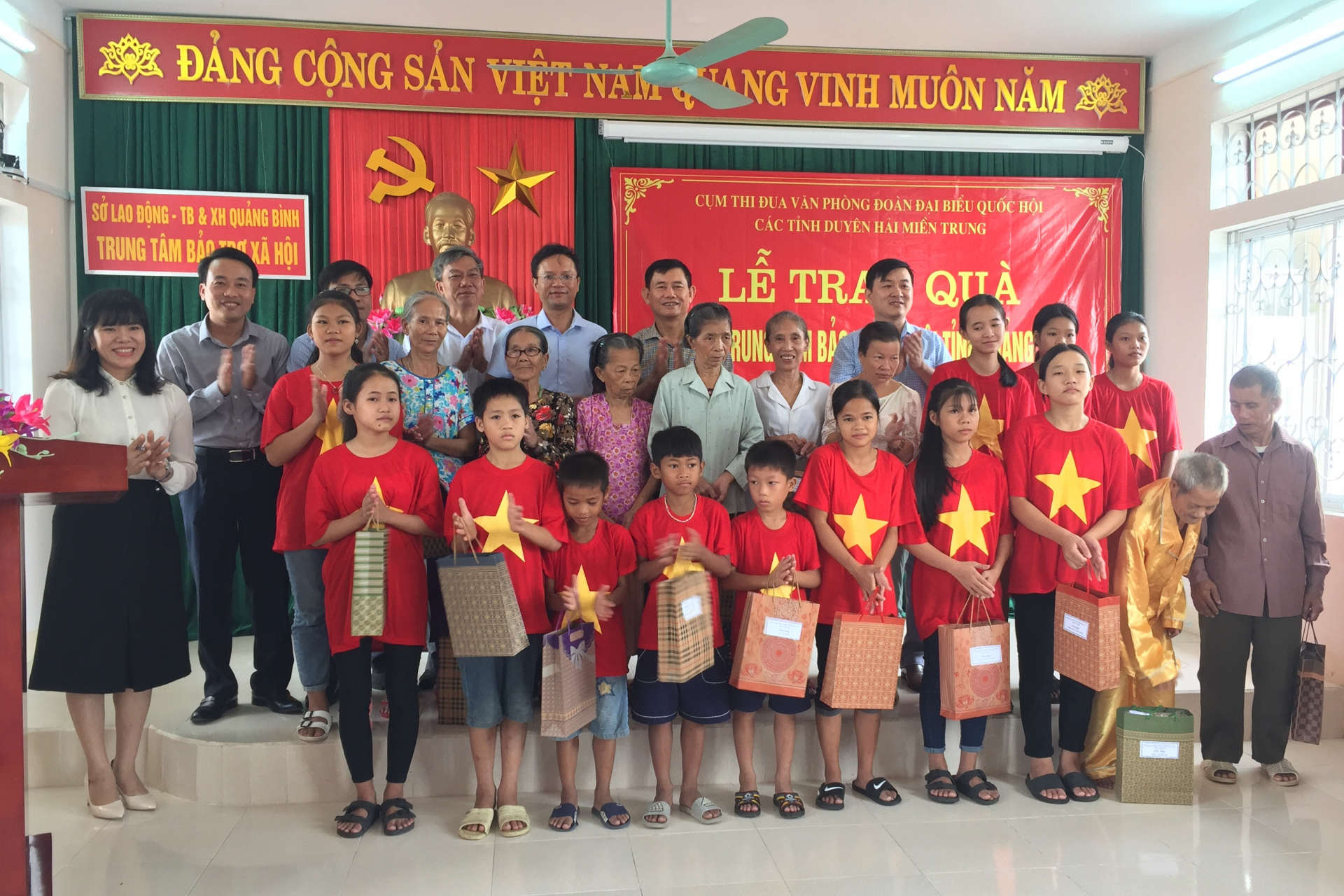 Đại diện Cụm thi đua tặng quà cho Trung tâm Bảo trợ xã hội tỉnh