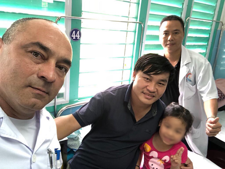 Các bác sỹ chụp ảnh lưu niệm cùng em Cát Tường trong ngày xuất viện