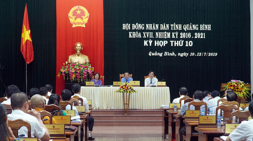 Các đồng chí trong Thường trực HĐND tỉnh điều hành phiên họp