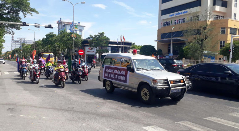 Diễu hành hưởng ứng ngày dân số thế giới 11-7-2019 trên các trục đường chính của TP. Đồng Hới, Bố Trạch, Quảng Trạch và thị xã Ba Đồn