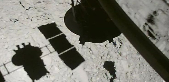 Tàu thám hiểm Hayabusa 2 bên trên bề mặt tiểu hành tinh Ryugu - Ảnh: JAXA